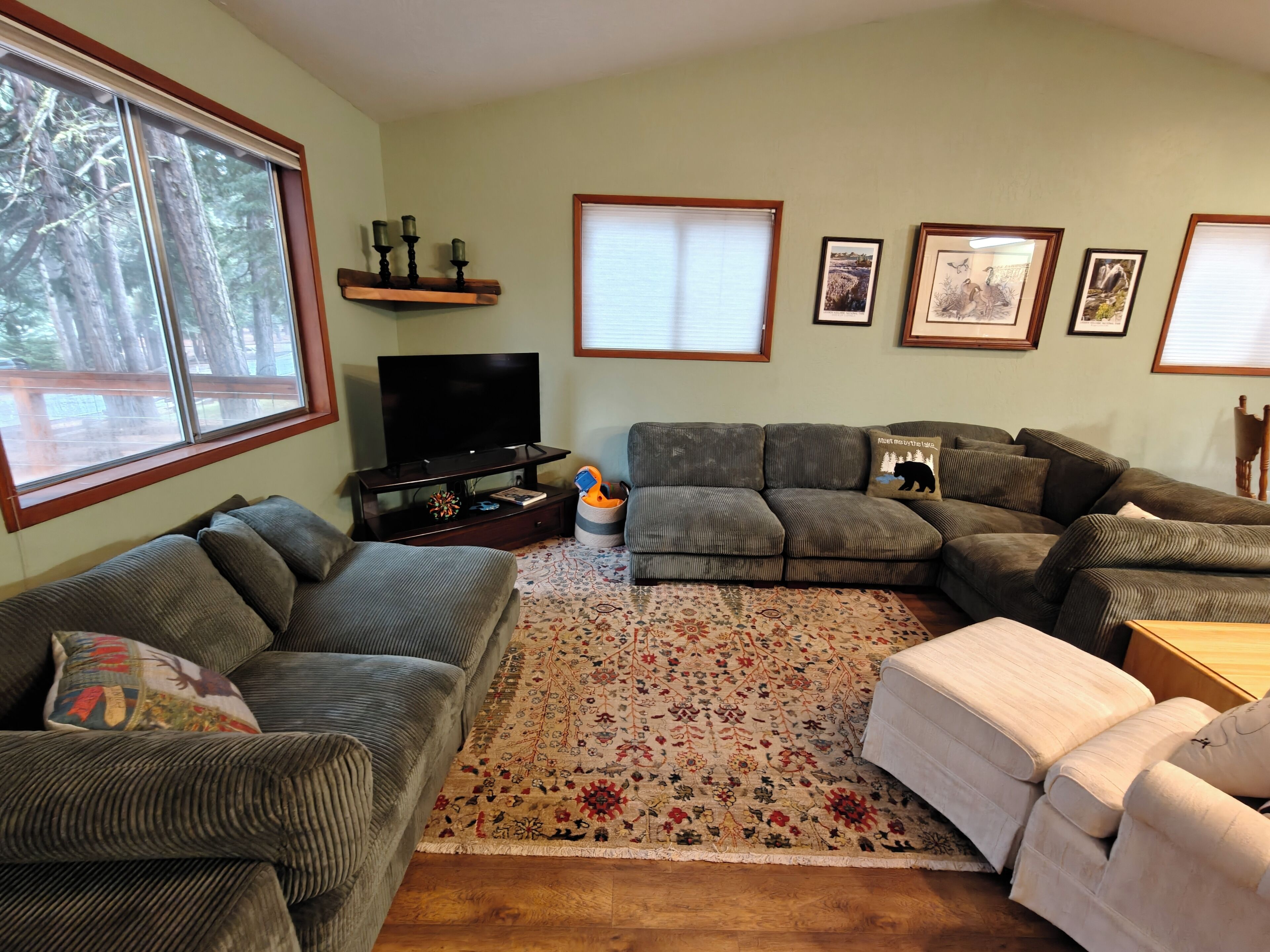 Smart-TV, Kamin, Tischtennisplatte, Bücher