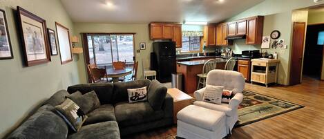 Smart TV, chimenea, tenis de mesa y libros