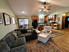 TV connectée, cheminée, table de tennis de table, livres