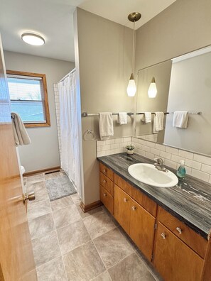 Secadora de cabello, toallas, jabón, papel de baño 