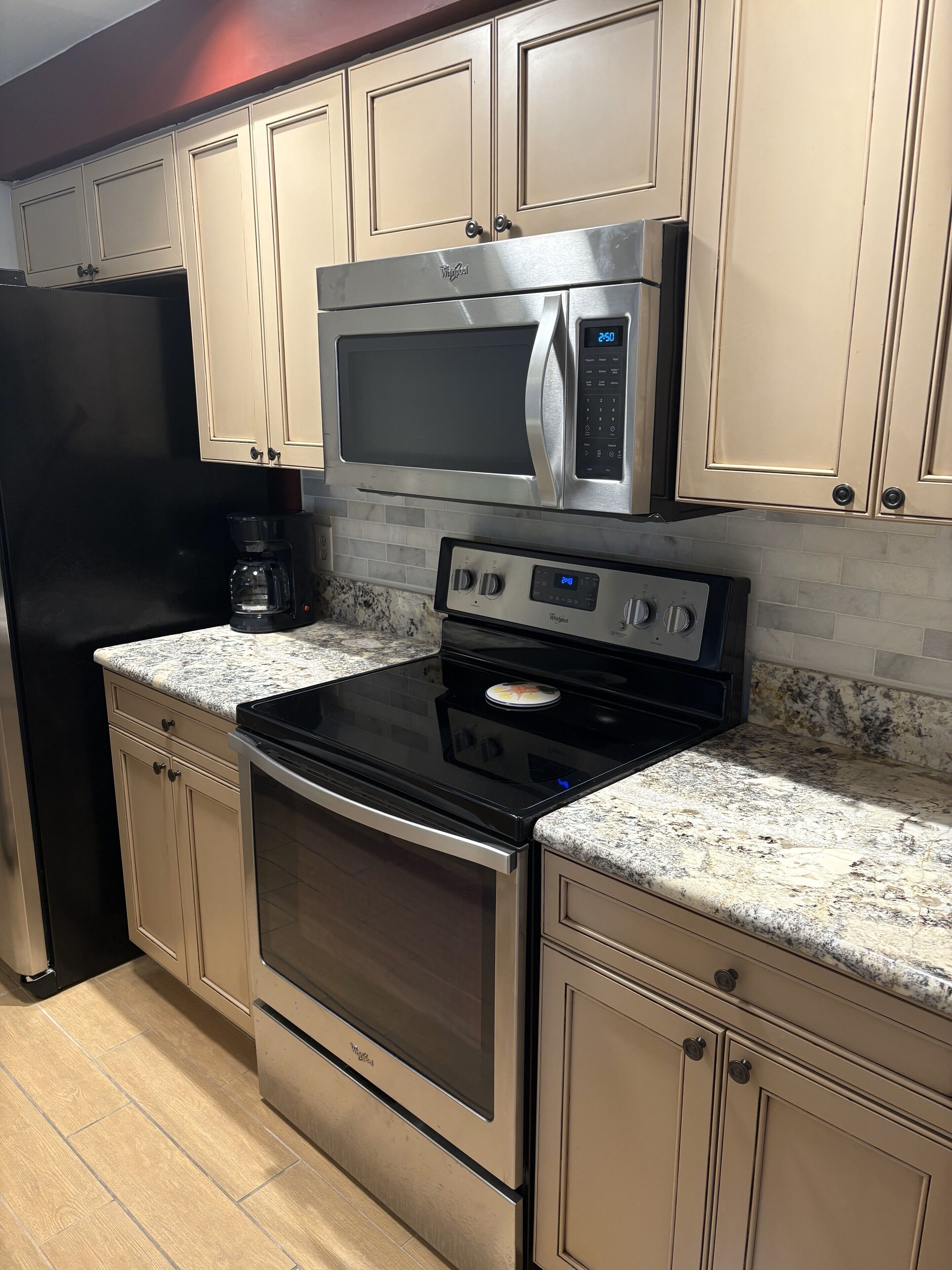 Een koelkast, een magnetron, een oven, een kookplaat