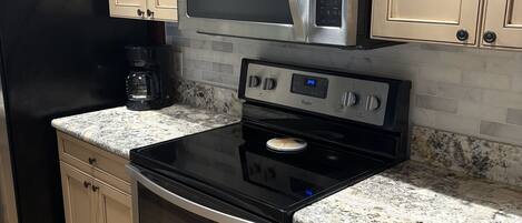 Kylskåp, mikrovågsugn, ugn och spishäll