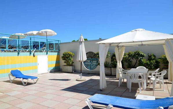 Outdoor dining - Holiday apartment mit Klimaanlage und Terrasse (Bibione)