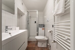 Shower, hair dryer, bidet, towels
