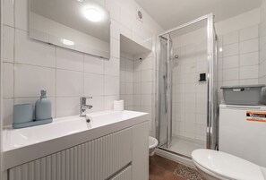 Douche, sèche-cheveux, bidet, serviettes fournies