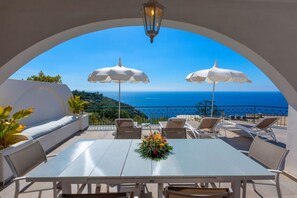 Outdoor dining - My Exclusive Italy - Sunlit Villa with unique pool & directly view of Nerano Bay (Nerano)