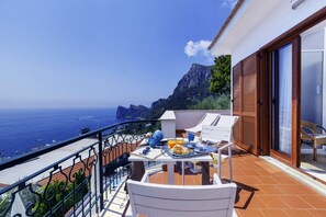 Outdoor dining - My Exclusive Italy - Sunlit Villa with unique pool & directly view of Nerano Bay (Nerano)