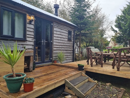 屋外ダイニングエリア. Cosy Shepherds Hut in the stunning Scottish Highlands & just off the NC500