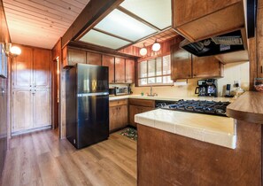 Fridge, microwave, stovetop, dishwasher