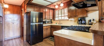 Cozy Lake Arrowhead Retreat: Scenic Views & Relaxing Getaway!