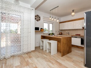 Kühlschrank, Mikrowelle, Ofen, Geschirrspüler