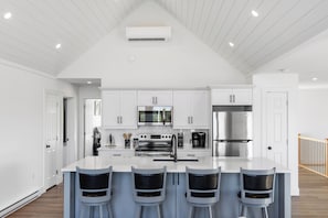 Réfrigérateur, four à micro-ondes, un four, surface de cuisson