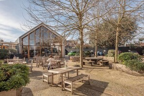 تناول الطعام بالخارج