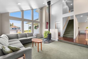 Bøker, stereoanlegg, PC-skjermer og printere