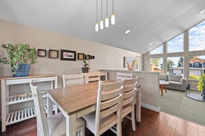 Dining - Charming 3-bedroom house with Jetted Tub and Big Backyard! (Homer)