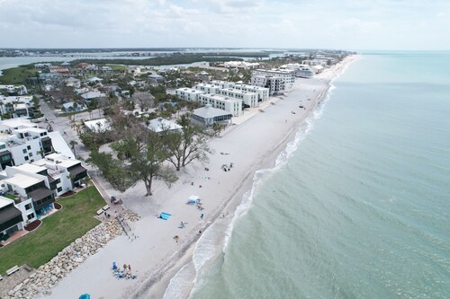Beachside King Suite on Englewood Beach