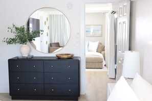 1 habitación, tabla de planchar con plancha y cuna de viaje