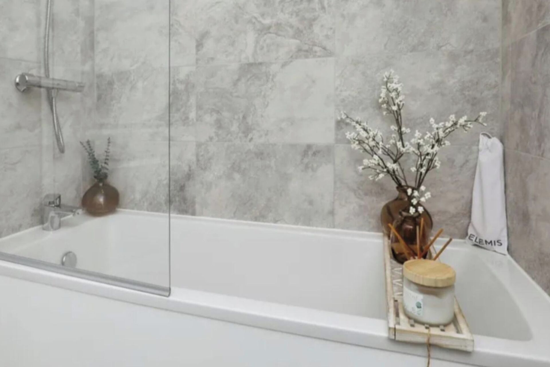 Duschwanne, Komfortbadewanne, Handtücher