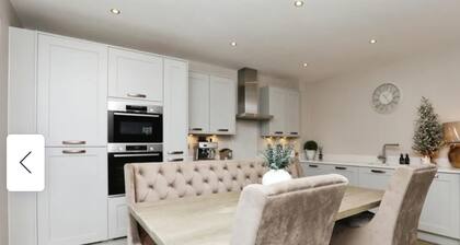 Halewood Haven - 4 Bedroom House