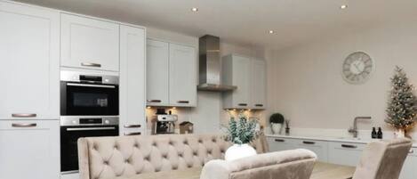 Køleskab, mikrobølgeovn, ovn, kogeplade