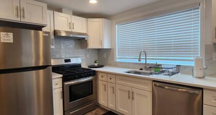 2 bedroom's 1 bathroom
10 min-Airport/Downtown Boston
7 min-Encore Casino