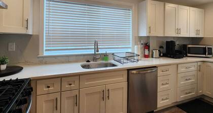 2 bedroom's 1 bathroom
10 min-Airport/Downtown Boston
7 min-Encore Casino