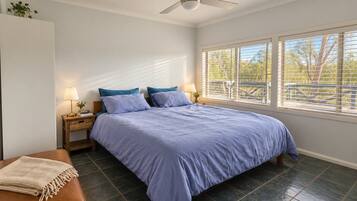 3 bedrooms, desk, WiFi