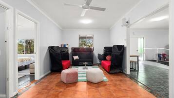 3 bedrooms, desk, WiFi
