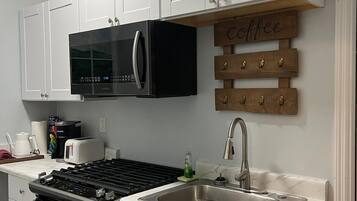 Een koelkast, een magnetron, een oven, een kookplaat