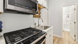 Coffee/tea maker, fridge, microwave, oven - Luxurious Super Spacious Home (Tallahassee)