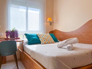 3 bedrooms, iron/ironing board, Internet, bed sheets