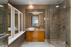 Douche, sèche-cheveux, serviettes fournies