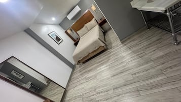 Habitación clásica | Espacio para trabajar con laptop, insonorización y wifi gratis