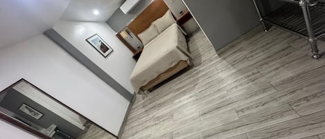 Classic Room | Ruang kerja komputer riba, kalis bunyi, Wi-fi percuma