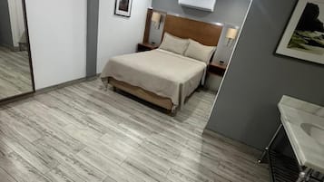 Habitación clásica | Espacio para trabajar con laptop, insonorización y wifi gratis