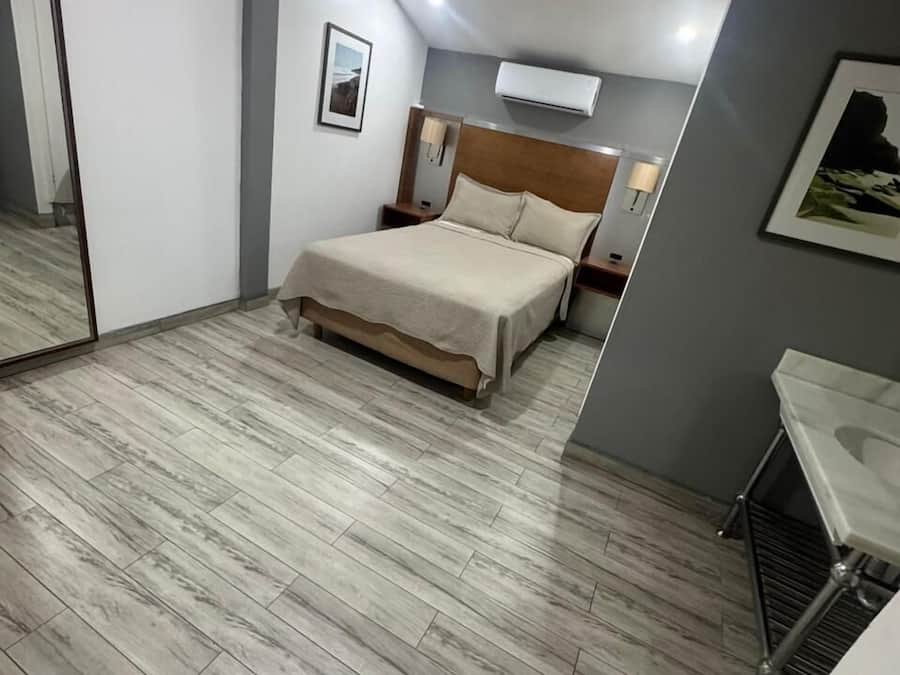 Kamar Klasik | Ruang kerja ramah laptop, kedap suara, dan Wi-Fi gratis