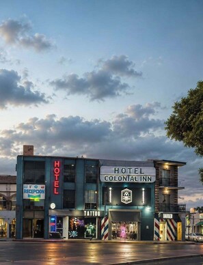 A hotel with a reception area, a tattoo shop, and a barber shop. - Hotel Colonial Inn  (Tijuana)