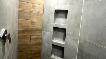 Habitación clásica | Baño | Regadera, toallas, jabón, papel de baño