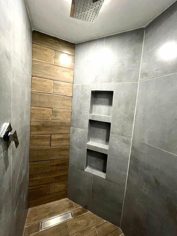 Classic Room | Bathroom | Shower, towels, soap, toilet paper - Hotel Colonial Inn  (Tijuana)