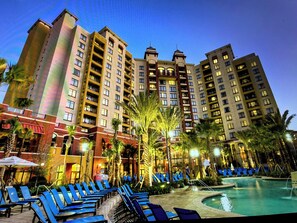 Een buitenzwembad en een verwarmd zwembad