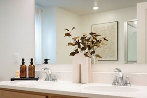 Haartrockner, Handtücher, Seife, Toilettenpapier