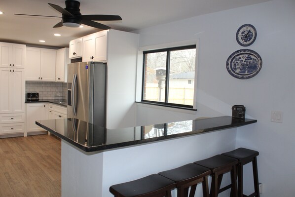 Fridge, microwave, oven, stovetop - Cozy and spacious 4-bedroom house in the heart of campus. Walk to Boone Pickens! (Stillwater)