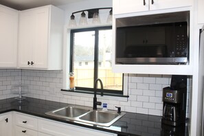 Fridge, microwave, oven, stovetop - Cozy and spacious 4-bedroom house in the heart of campus. Walk to Boone Pickens! (Stillwater)