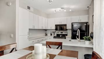 Refrigerador, microondas, horno, placa de cocina