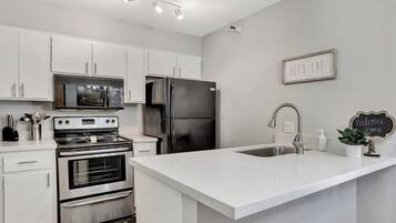 Refrigerador, microondas, horno, placa de cocina