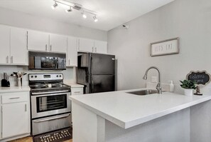 Frigorifero, microonde, forno, piano cottura