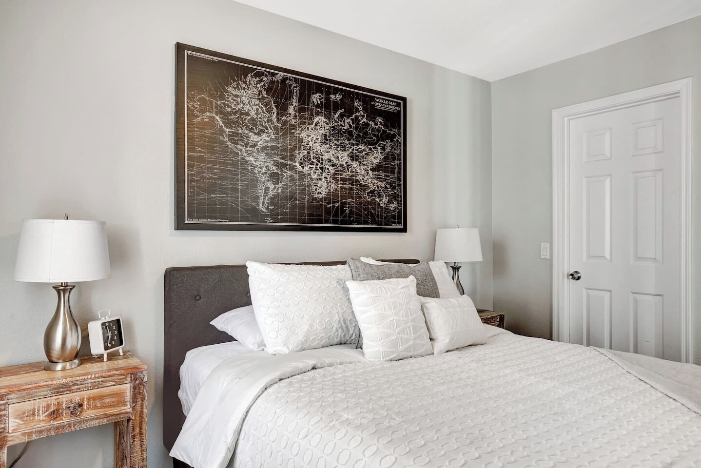 1 makuuhuone, työpöytä, silitysrauta/-lauta, vauvan matkasänky