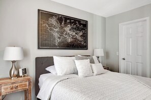 1 quarto, escrivaninha, ferros/tábuas de passar roupa, berço de viagem