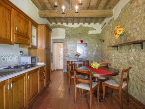 Refrigerador, microondas, periquera y utensilios de cocina