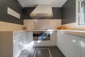 Een koelkast, een microgolfoven, een oven, een vaatwasser